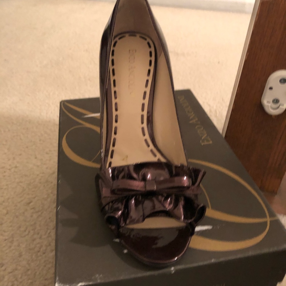 Bronze peep toe pump